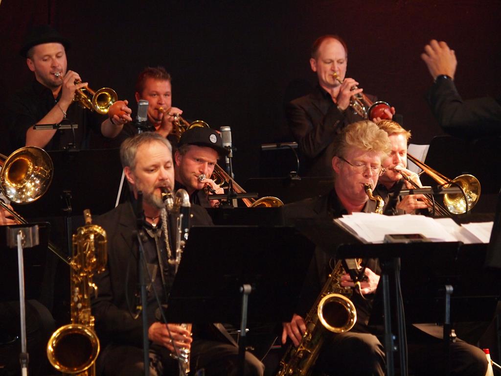 Tiptoe Bigband feat. Lucy Woodward